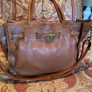 Beautiful addition to any spring outfit